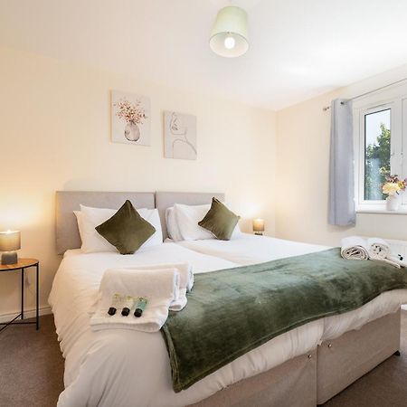Spacious 4 Bedroom, Perfect For Contractors, Families, Private Parking 伍顿巴西特 外观 照片