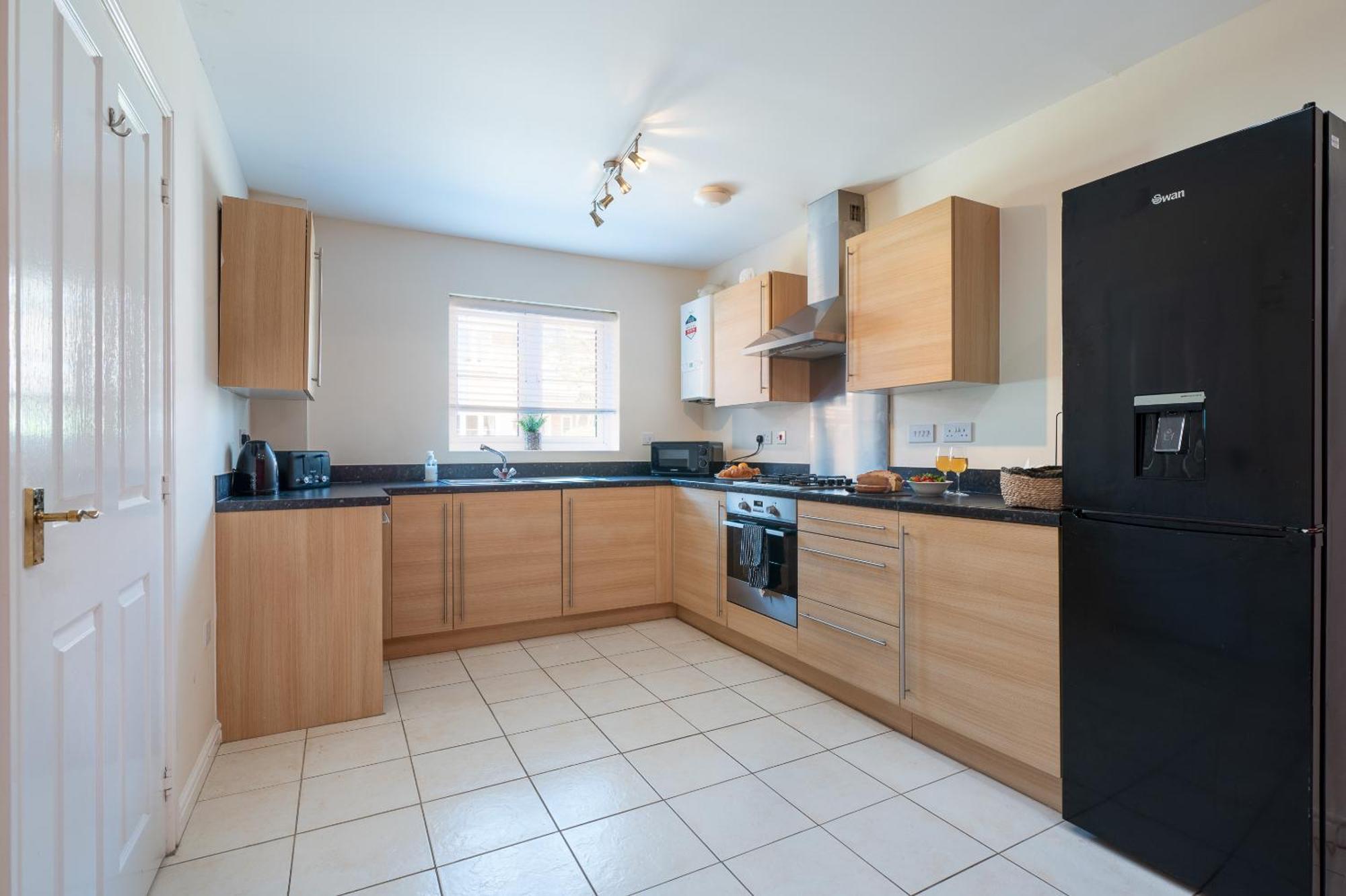 Spacious 4 Bedroom, Perfect For Contractors, Families, Private Parking 伍顿巴西特 外观 照片