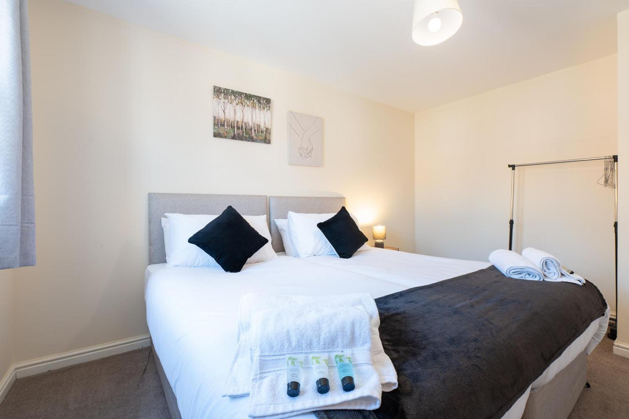 Spacious 4 Bedroom, Perfect For Contractors, Families, Private Parking 伍顿巴西特 外观 照片
