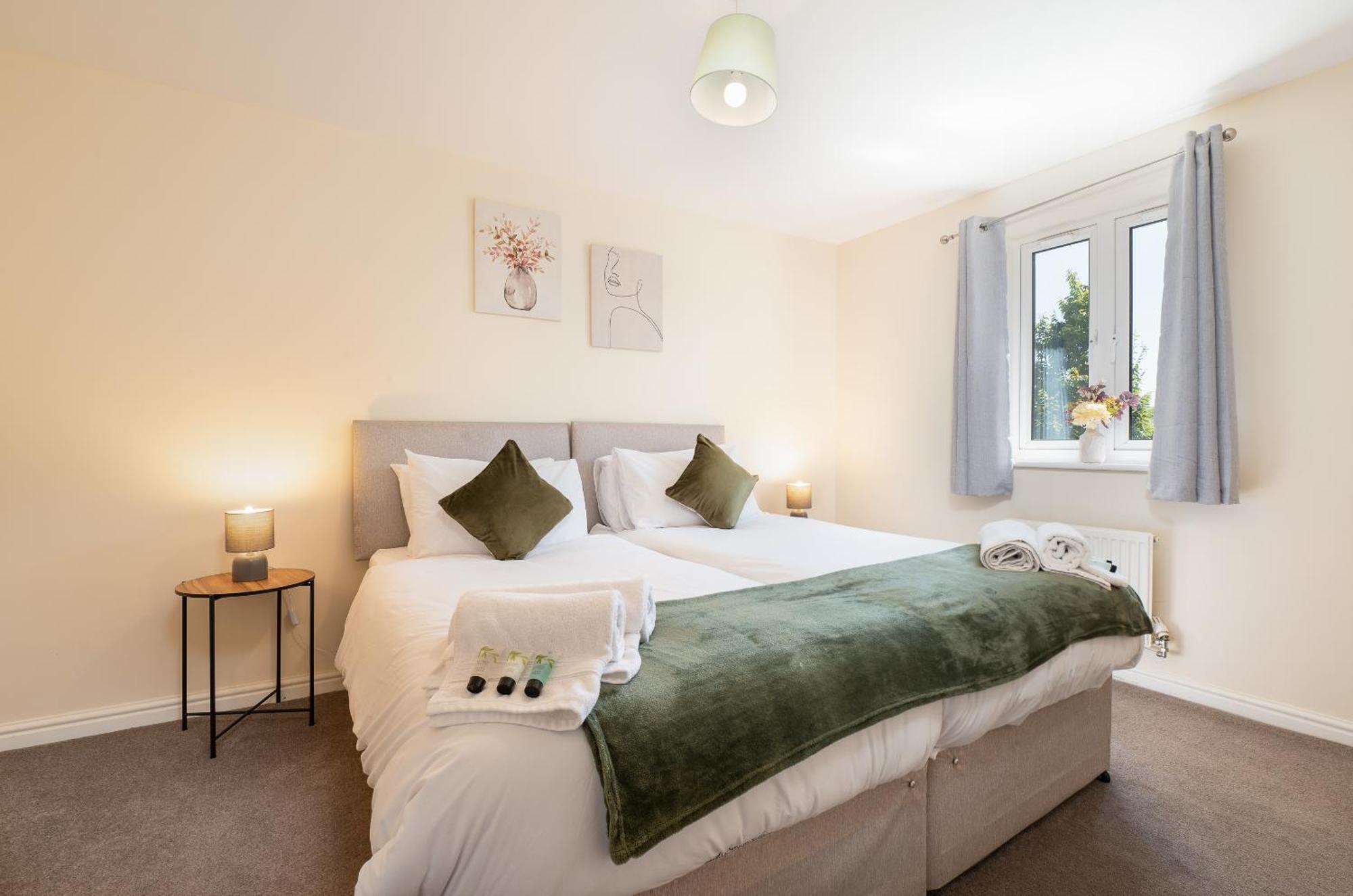 Spacious 4 Bedroom, Perfect For Contractors, Families, Private Parking 伍顿巴西特 外观 照片