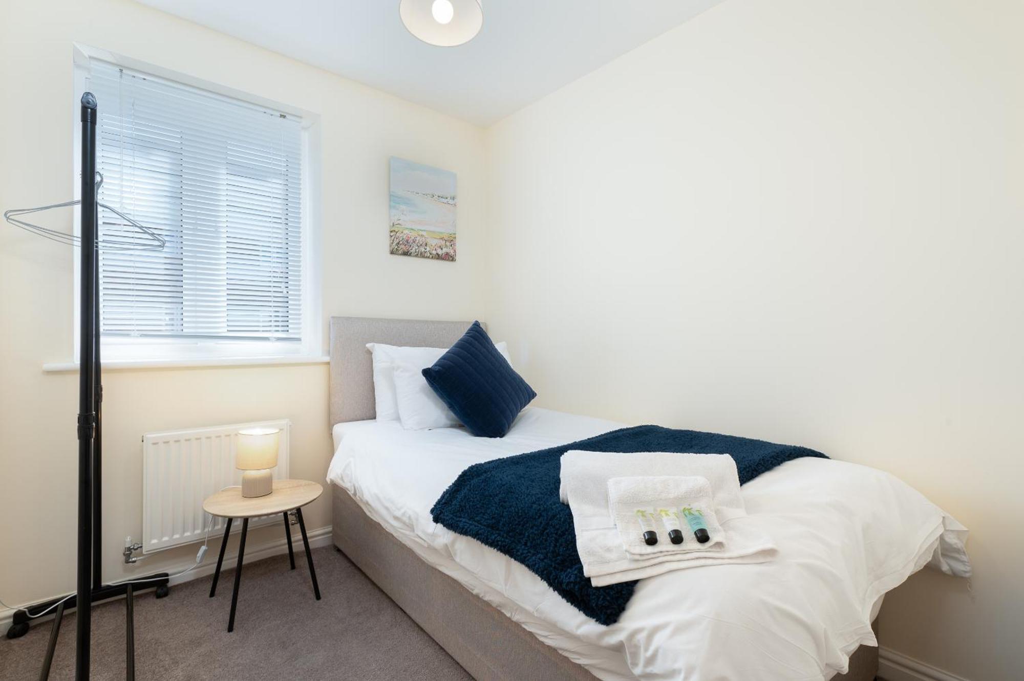 Spacious 4 Bedroom, Perfect For Contractors, Families, Private Parking 伍顿巴西特 外观 照片