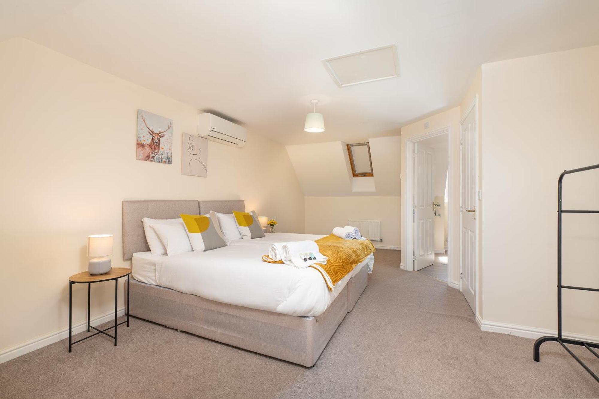 Spacious 4 Bedroom, Perfect For Contractors, Families, Private Parking 伍顿巴西特 外观 照片