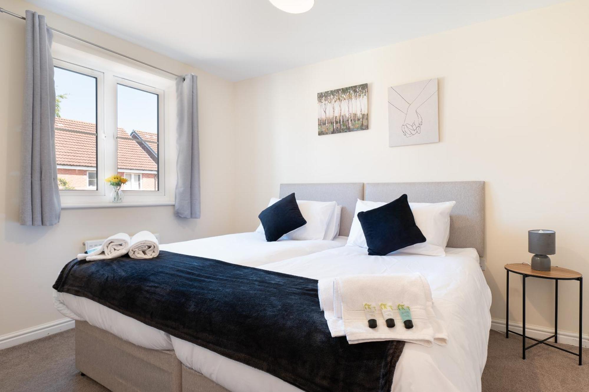 Spacious 4 Bedroom, Perfect For Contractors, Families, Private Parking 伍顿巴西特 外观 照片
